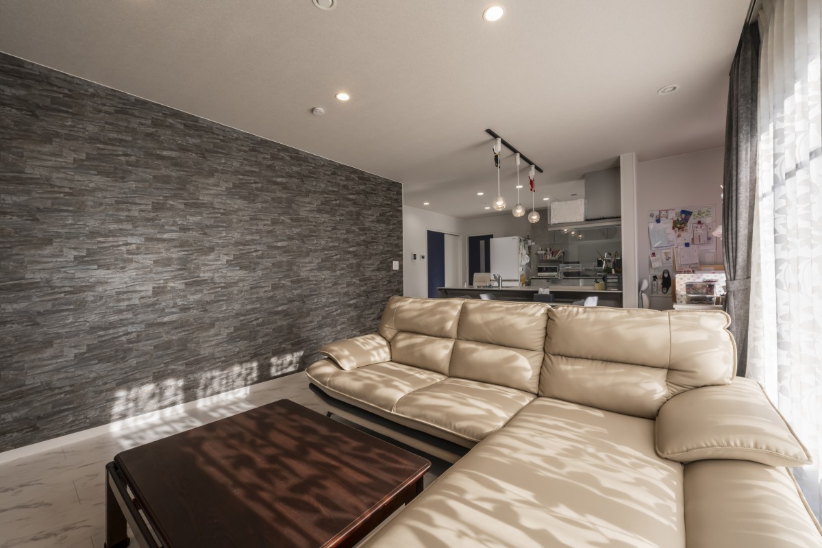 石目調アクセントが映える、上質なリビング空間
