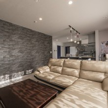 石目調アクセントが映える、上質なリビング空間