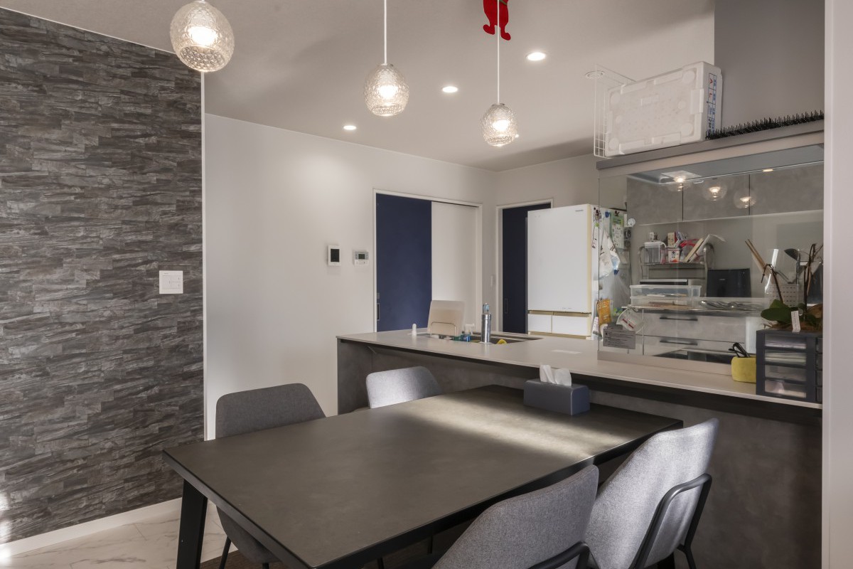 ペンダントライトが彩る、モダンなダイニングスペース