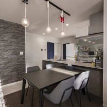 ペンダントライトが彩る、モダンなダイニングスペース