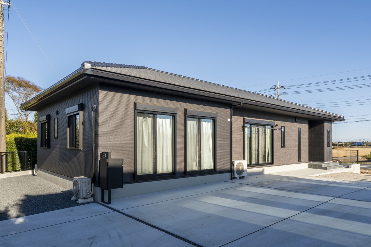 落ち着きあるダークカラーで仕上げた、スタイリッシュな平屋