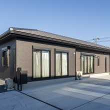 落ち着きあるダークカラーで仕上げた、スタイリッシュな平屋