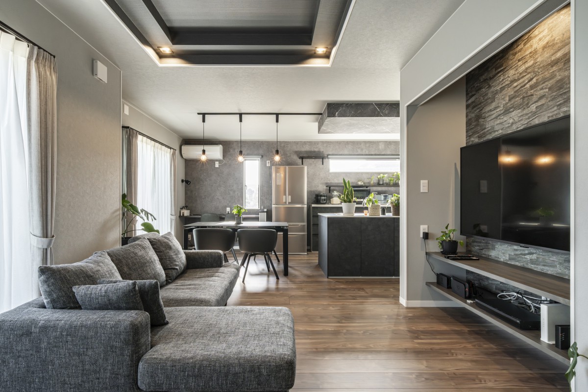 グレーと木目でまとめた、統一感のある LDK 空間 
