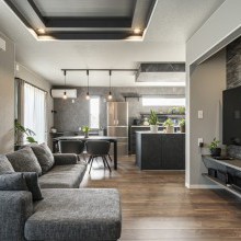 グレーと木目でまとめた、統一感のある LDK 空間 
