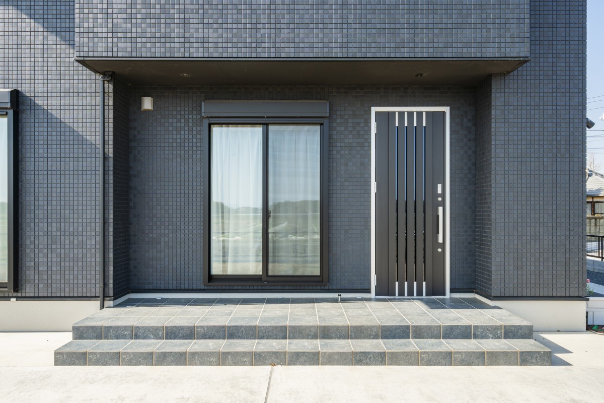 外観と調和した、シンプルで上質な玄関まわり 
