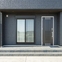 外観と調和した、シンプルで上質な玄関まわり 