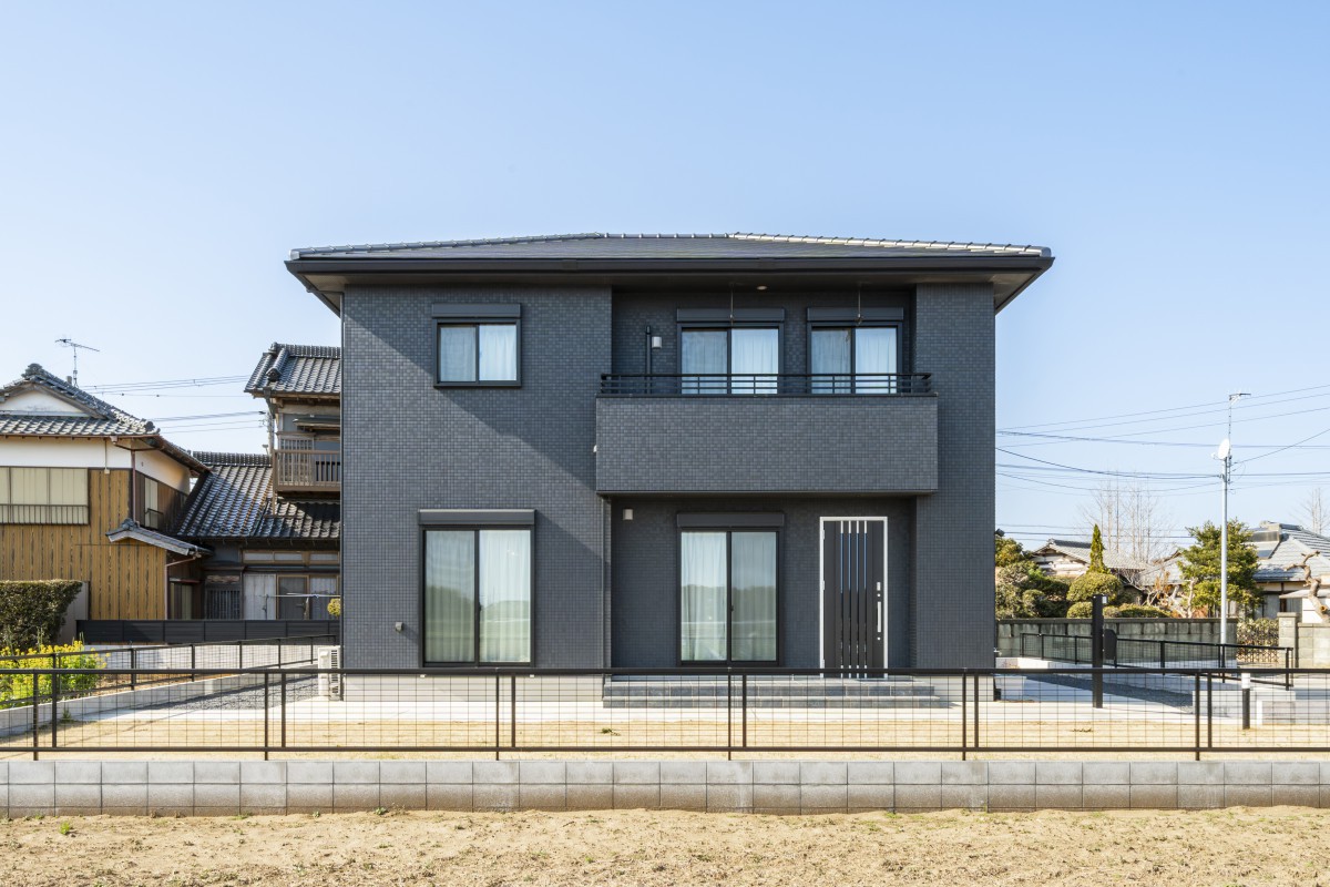 タイル外壁が映える、重厚感のある外観デザイン 