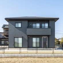 タイル外壁が映える、重厚感のある外観デザイン 