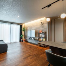 エコカラットと掘り込みライン照明の組み合わせがかっこいい！居心地の良いリビングに。