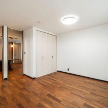 今は一部屋として使用。将来、真ん中で仕切れば二部屋としても使用可能。