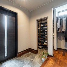 玄関周りは、シューズクローク＋パイプハンガー付きの洋服収納ですっきりキレイ。