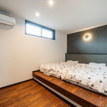 一段床を上げてつくったベッドフレームいらずのアイディア主寝室。