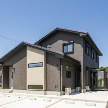 落ち着いた色合いでまとめた、重厚感ある外構デザイン