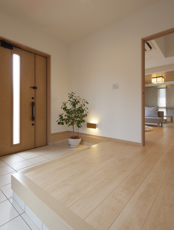 玄関が広い家　明るいフローリング　