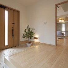 玄関が広い家　明るいフローリング　