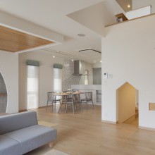 天井材　柳杉　杉のカウンター　オープン階段　フラミンゴクッション　アクセントクロス　スキップフロア　