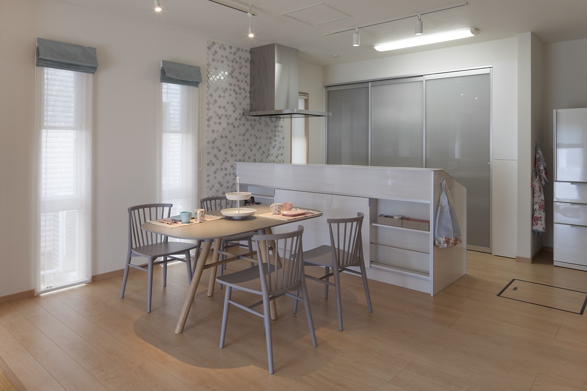 ダブルシェードカーテン　ダイニングテーブル　タイル張り　お洒落なキッチン　モロッカン　