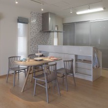 ダブルシェードカーテン　ダイニングテーブル　タイル張り　お洒落なキッチン　モロッカン　