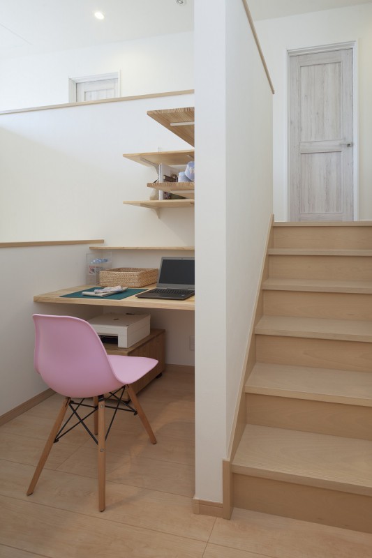 階段ホール　フリースペース　趣味空間　無垢の木棚　