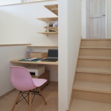 階段ホール　フリースペース　趣味空間　無垢の木棚　