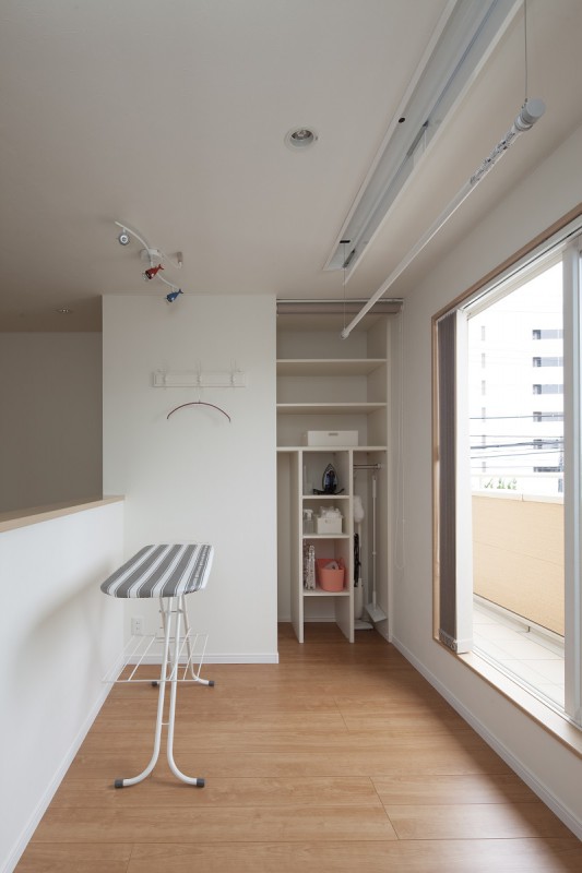 ランドリーコーナー　ランドリー収納　折り畳みアイロン台　昇降式洗濯物干し　室内物干し　