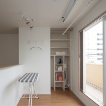 ランドリーコーナー　ランドリー収納　折り畳みアイロン台　昇降式洗濯物干し　室内物干し　