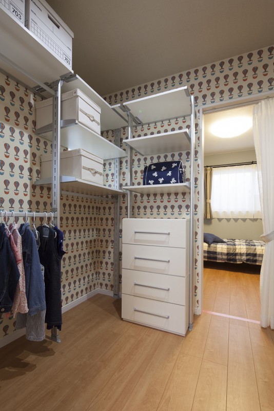 ウォークインクロゼット　子供服の収納　カーテンで間仕切り　かわいい壁紙　BOX収納　キッズクロゼット　