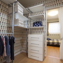 ウォークインクロゼット　子供服の収納　カーテンで間仕切り　かわいい壁紙　BOX収納　キッズクロゼット　
