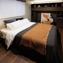 落ち着く寝室　壁面収納　ベッドサイドテーブル　ベッドメーキング　　