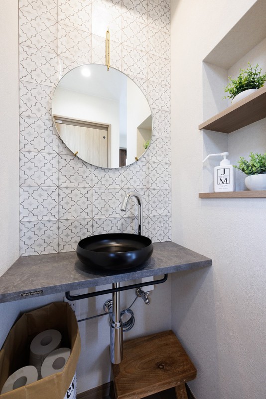 造作洗面台　お洒落な手洗い場　ニッチ棚　姿見　鏡　丸い鏡　