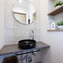 造作洗面台　お洒落な手洗い場　ニッチ棚　姿見　鏡　丸い鏡　