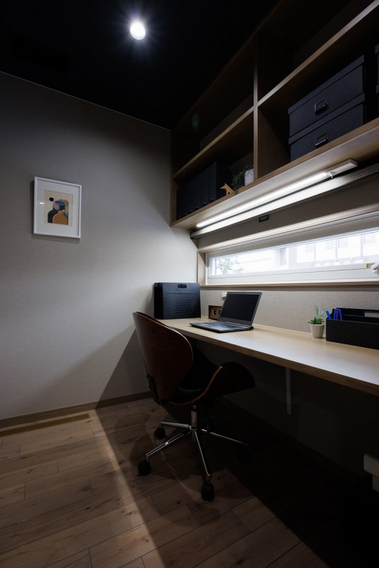ワークスペース　PCスペース　書類収納　デスク照明　明かり取り窓　カウンター　