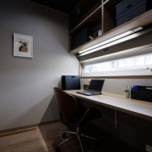 ワークスペース　PCスペース　書類収納　デスク照明　明かり取り窓　カウンター　