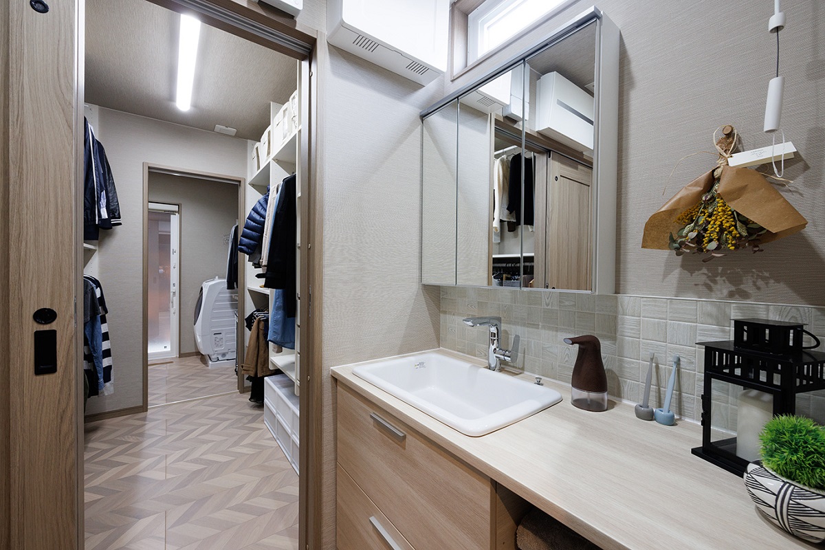 家事動線　洗面カウンター　ファミリークローゼット　クッションフロア　ヘリンボーン　