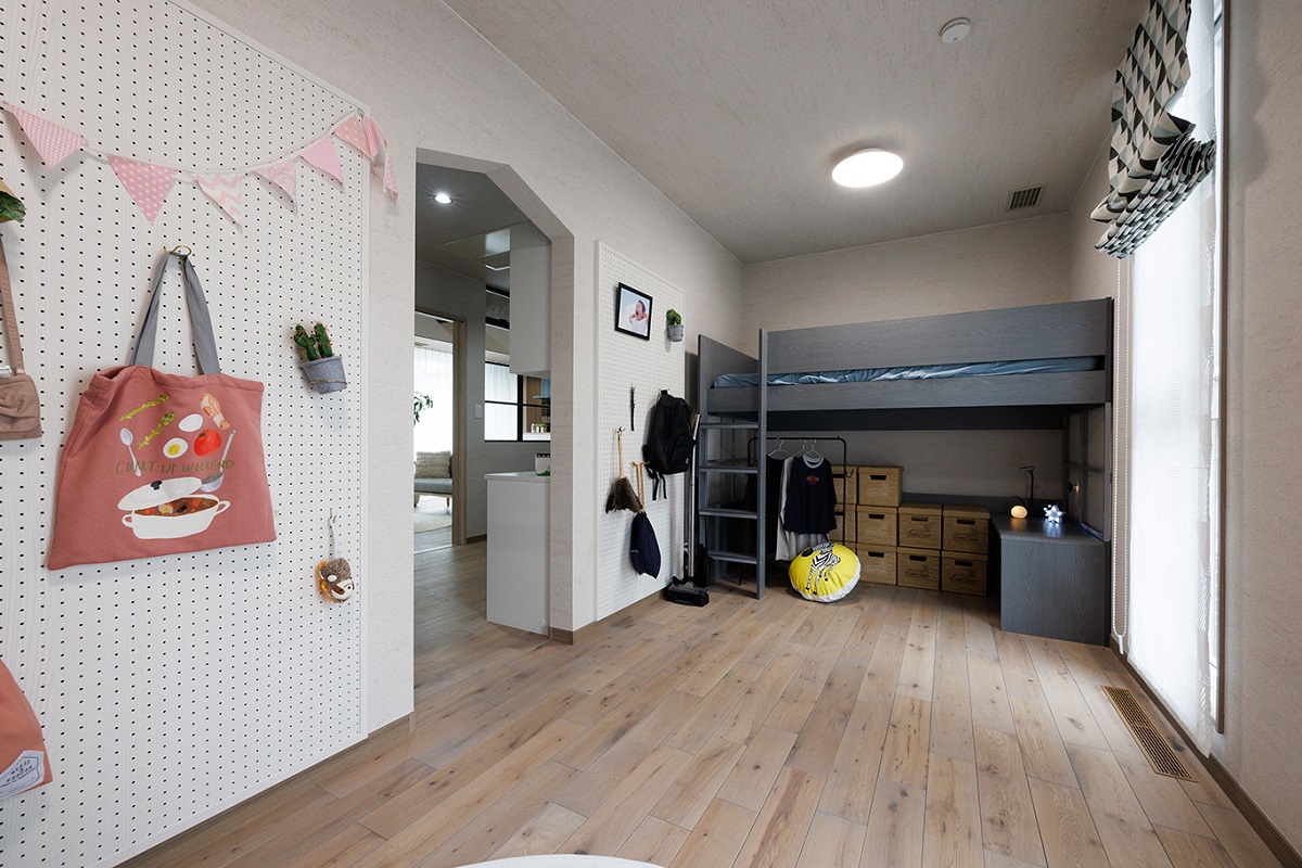 有孔板で引っ掛け収納　階段付ベッド　子供部屋　仕切らない部屋　スタテンシルクグレー　フローリング　