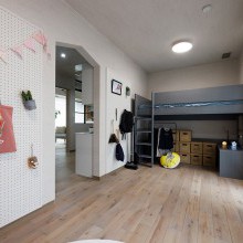 有孔板で引っ掛け収納　階段付ベッド　子供部屋　仕切らない部屋　スタテンシルクグレー　フローリング　