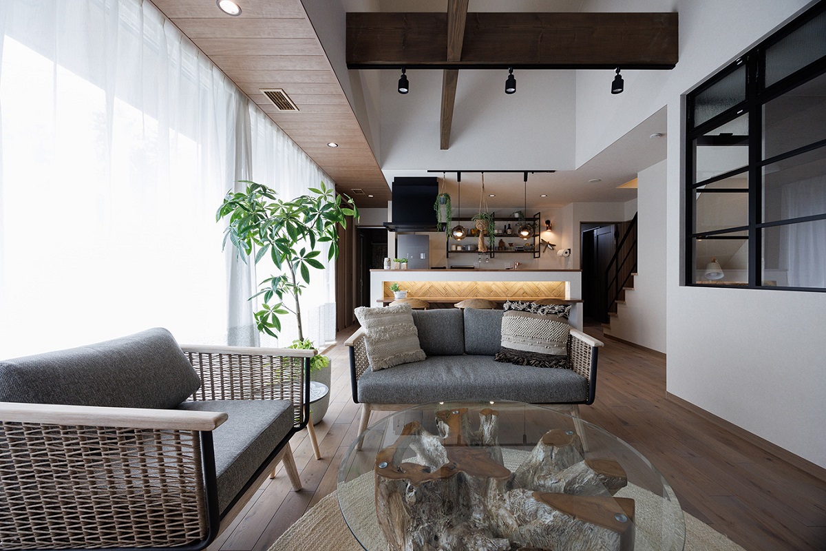 ボタニカルモダン　アイアンフレーム　お洒落階段　梁クロス　吹き抜け　天井羽目板　トープグレー　掘り込みカーテンBOX　ポリロープソファ　リビングテーブル　観葉植物　