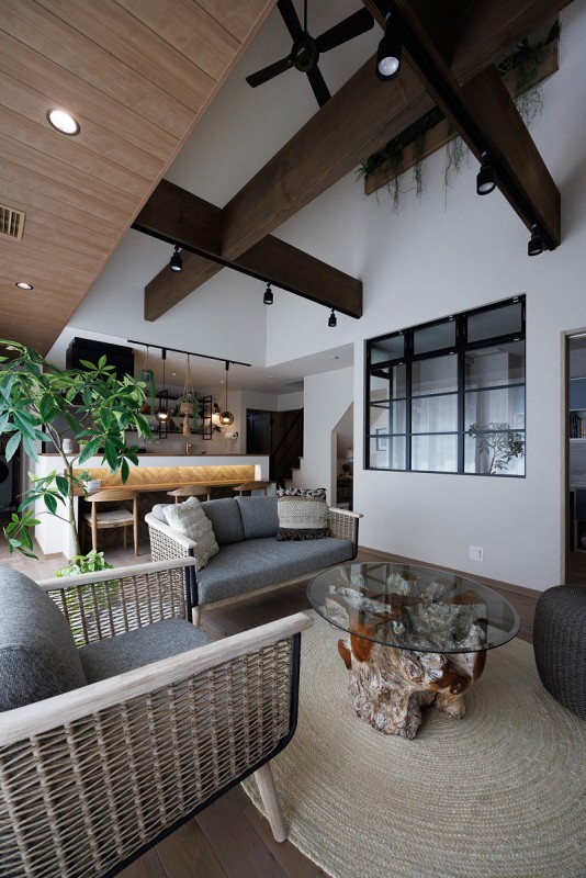 吹き抜け　梁クロス　ラウンドラグ　ボタニカルモダン　居心地の良いリビング　