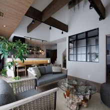 吹き抜け　梁クロス　ラウンドラグ　ボタニカルモダン　居心地の良いリビング　