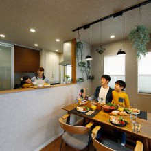 会話のはずむキッチン　ライティングレール　ハンキンググリーン　食卓　ダイニング　手元が隠れるキッチン　食器棚　カップボード　ダウンライト　ペンダントライト　