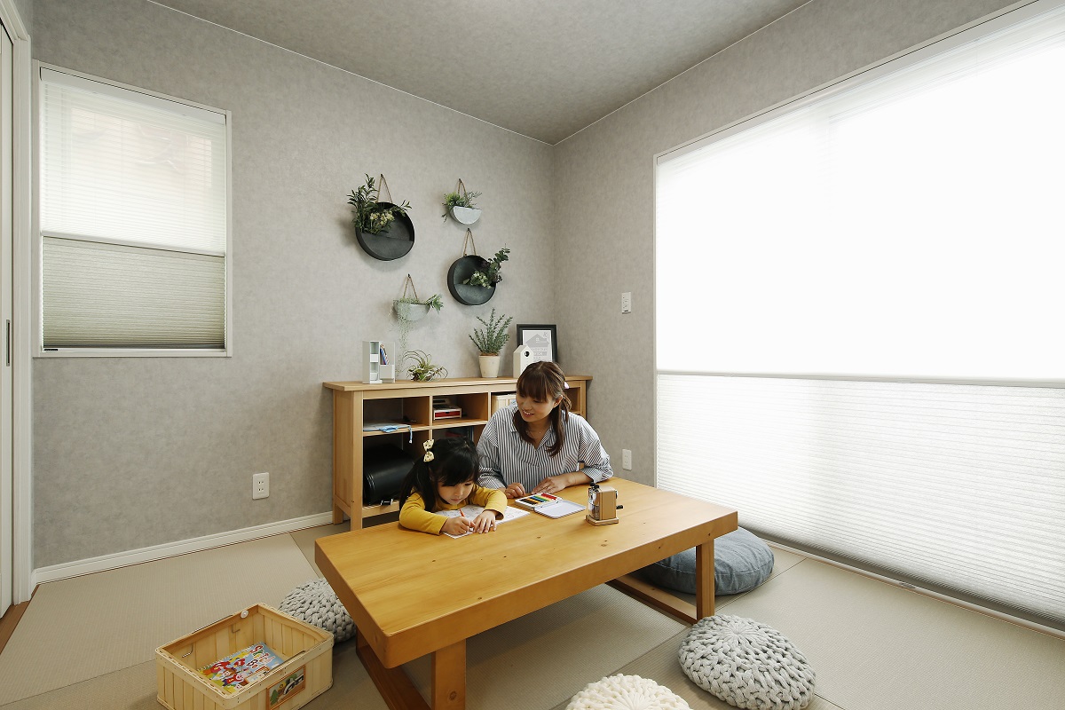 ハニカムスクリーン　畳のお部屋　吊り下げ植栽　ライトブラウン　おもちゃ箱　鉢カバー　