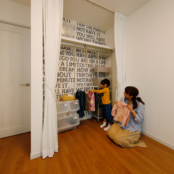 扉のないクローゼット　お片付け　ひとりでできる　クローゼットブランコ　カーテンタッセル　