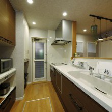 手元が隠せるキッチン　吊り物入　ライティングレール　ハンキングプランター　ハンキンググリーン　まな板収納法　