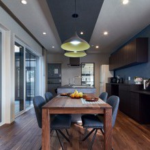 情報ステーション　アイランドキッチン　天井堀上げ　キッチンの照明選び　ストリームブラックウォルナット　下がり天井　欧風ラグジュアリー　ホテルライクな　建築家照明　上質空間　魅せる家電　