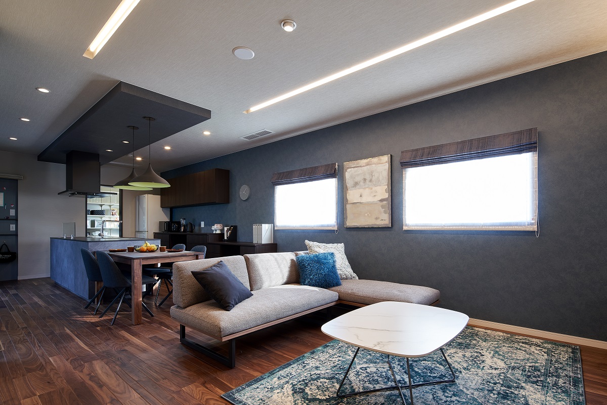 下がり天井　おしゃれキッチン　建築家照明　ダウンライト　ペンダントライト　L字型ソファ　ストリームブラックウォルナット　アクセントクロス　ローマンシェード　