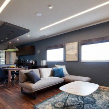 下がり天井　おしゃれキッチン　建築家照明　ダウンライト　ペンダントライト　L字型ソファ　ストリームブラックウォルナット　アクセントクロス　ローマンシェード　