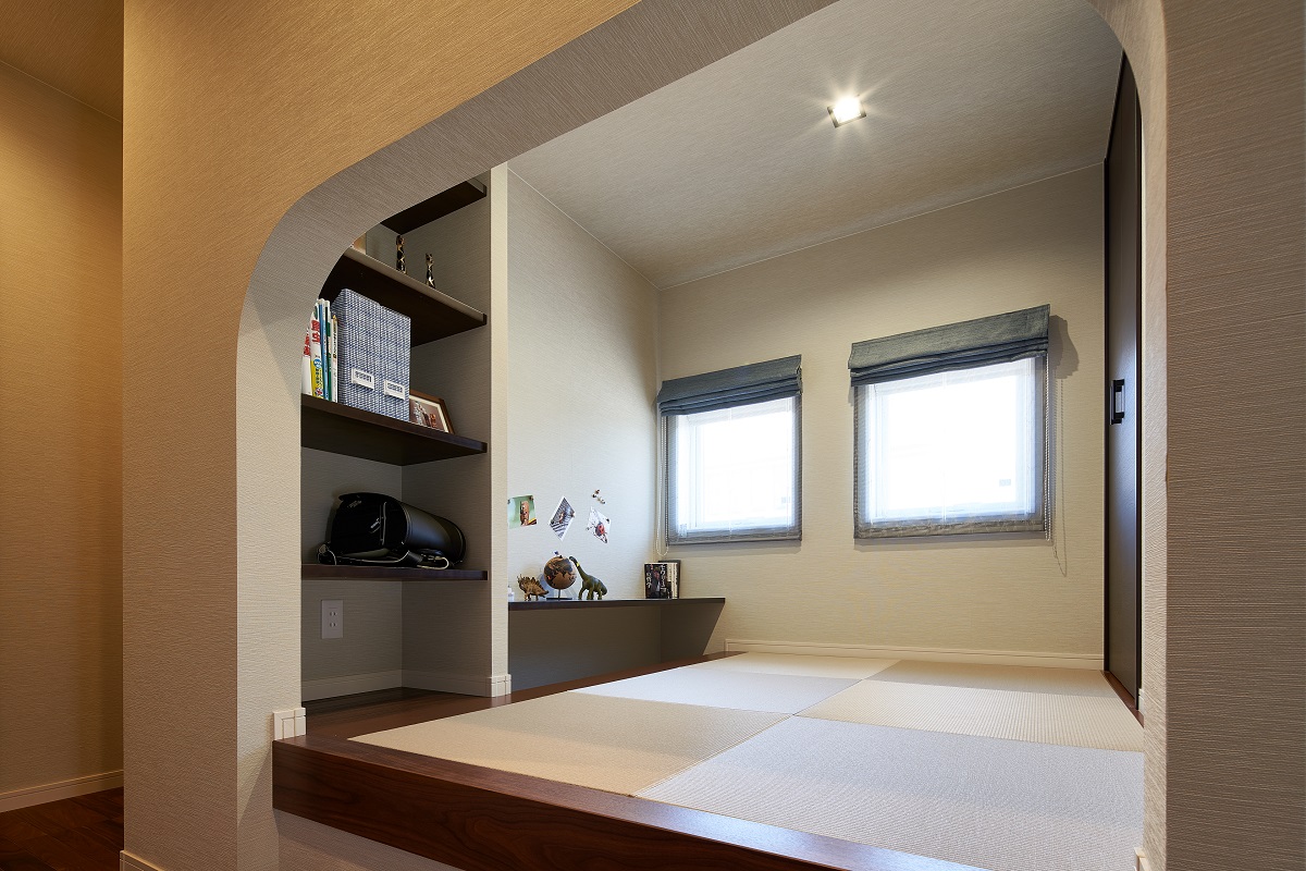 畳コーナー　床上がり　小上がり　しっぽり　落ち着く空間　下がり壁　ローマンシェード　棚収納　コンセント位置　ワークスペース　カウンター　おこもり　