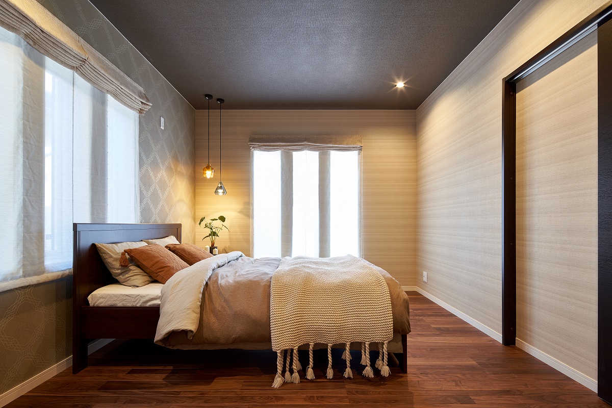 ラグジュアリーなお部屋　ペンダントライト　ローマンシェードカーテン　