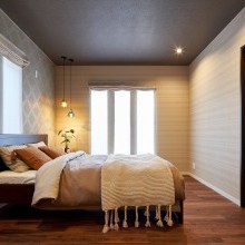 ラグジュアリーなお部屋　ペンダントライト　ローマンシェードカーテン　