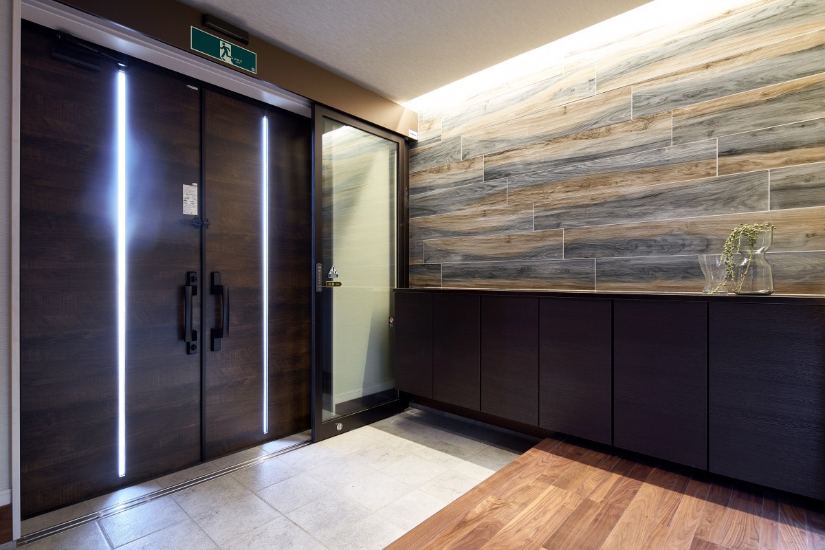 広い玄関　玄関収納　建築家照明　アクセントタイル　